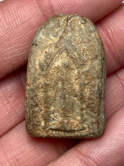 พระยืนซุ้มประตู