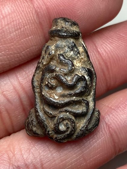 พระปิดตาเนื้อโลหะลวดลายยันต์ รูปที่ 2