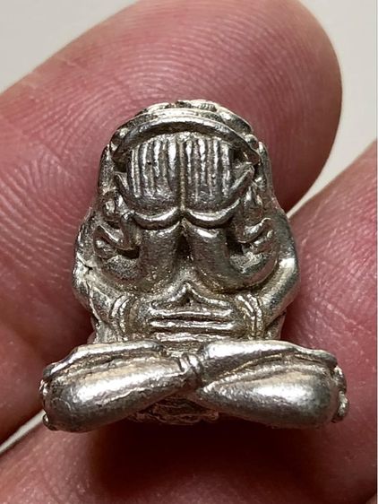 พระปิดตาเก่าเนื้อเงินคะ