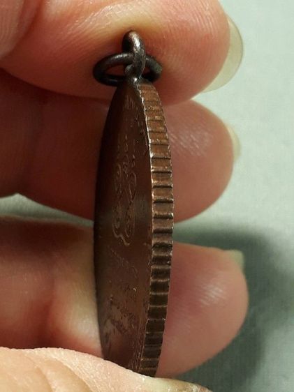 เหรียญหลวงพ่อคง วัดบางกะพ้อม จังหวัดสมุทรสงคราม รุ่นแรก ปี 2484 เนื้อทองแดง ขอบสตางค์ห่วงเชื่อม รูปที่ 4