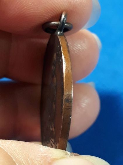 เหรียญหลวงพ่อจาด วัดบางกระเบา จ.ปราจีนบุรี รุ่น3 พิมพ์บัวคว่ำ ปี2485 เนื้อทองแดงห่วงเชื่อมขอบกระบอกสภาพยังสวย รูปที่ 4