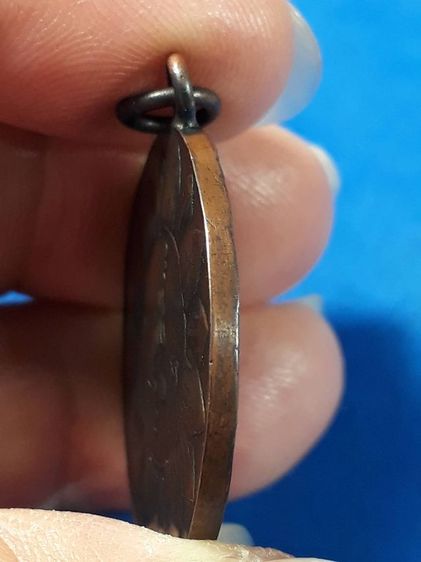 เหรียญหลวงพ่อจาด วัดบางกระเบา จ.ปราจีนบุรี รุ่น3 พิมพ์บัวคว่ำ ปี2485 เนื้อทองแดงห่วงเชื่อมขอบกระบอกสภาพยังสวย รูปที่ 3