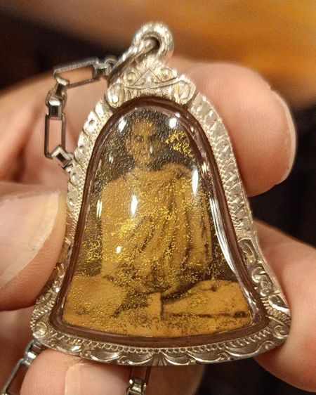 รูปถ่ายหน้ากระถางธูป ปิดทองหน้าหลังเดิมๆ เก่าจริง หลวงพ่อพรหม วัดช่องแค เลี่ยมเงินแท้พับหลัง 2,500 บาท สนใจทักหรือโทร ส่งจริงทุกบ้านครับ