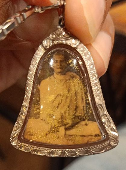 รูปถ่ายหน้ากระถางธูป ปิดทองหน้าหลังเดิมๆ เก่าจริง หลวงพ่อพรหม วัดช่องแค เลี่ยมเงินแท้พับหลัง 2,500 บาท สนใจทักหรือโทร ส่งจริงทุกบ้านครับ รูปที่ 2