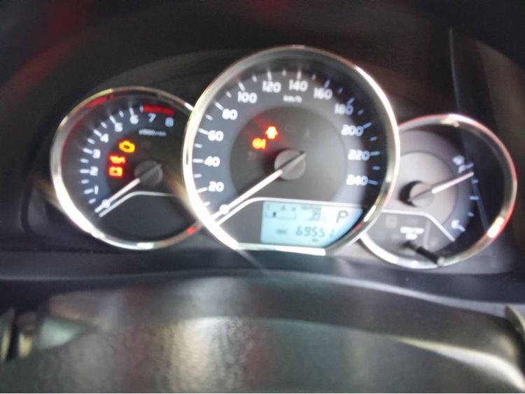 Toyota Altis 2018 1.8 E Sedan เบนซิน ไม่ติดแก๊ส เกียร์อัตโนมัติ ขาว รูปที่ 4