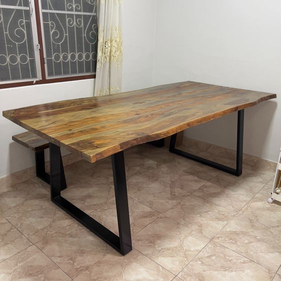 อื่นๆ ไม้ ดำ Property Brothers Table - มือสอง (Used)