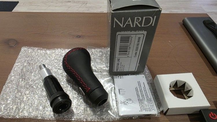 ขายหัวเกียร์ Nardi แท้ หนังรูด้ายแดงสวยกริบแถม adaptor ไปให้ด้วยครับใส่ได้ทั้งเกียร์ออโต้ธรรมดาสนใจทักสอบถามได้ครับ รูปที่ 3