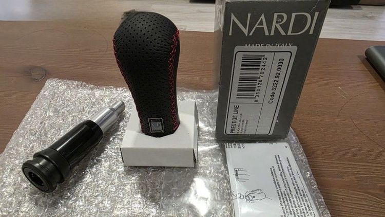 ขายหัวเกียร์ Nardi แท้ หนังรูด้ายแดงสวยกริบแถม adaptor ไปให้ด้วยครับใส่ได้ทั้งเกียร์ออโต้ธรรมดาสนใจทักสอบถามได้ครับ