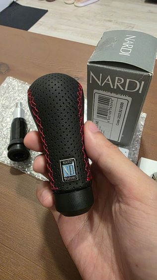 ขายหัวเกียร์ Nardi แท้ หนังรูด้ายแดงสวยกริบแถม adaptor ไปให้ด้วยครับใส่ได้ทั้งเกียร์ออโต้ธรรมดาสนใจทักสอบถามได้ครับ รูปที่ 2