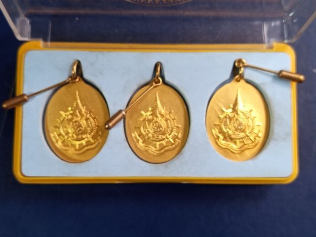 เหรียญในหลวงทรงกล้อง ปี 42 ครบชุด 3 เหรียญสภาพสวย รูปที่ 3
