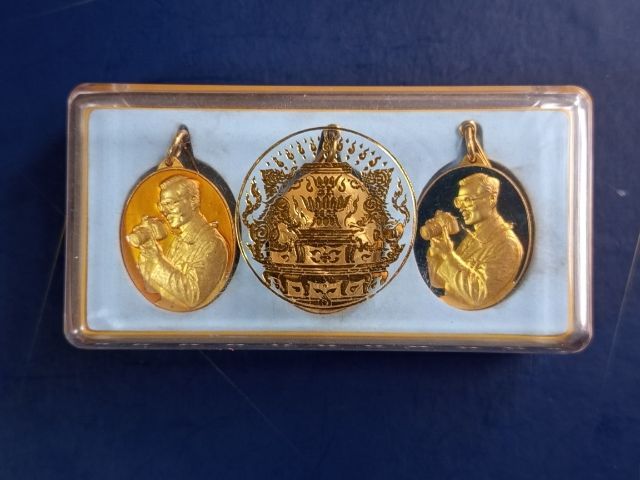 เหรียญในหลวงทรงกล้อง ปี 42 ครบชุด 3 เหรียญสภาพสวย รูปที่ 2