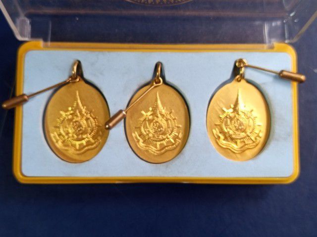 เหรียญในหลวงทรงกล้องปี 42 ครบชุดสภาพสวย รูปที่ 3