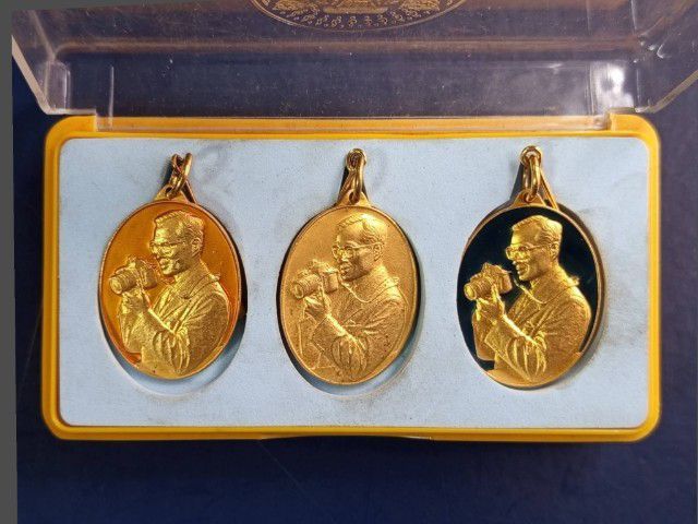 เหรียญในหลวงทรงกล้องปี 42 ครบชุดสภาพสวย รูปที่ 2