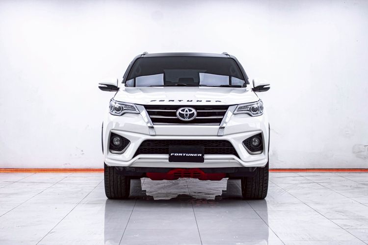 Toyota Fortuner 2017 2.8 TRD Sportivo 4WD Utility-car ดีเซล ไม่ติดแก๊ส เกียร์อัตโนมัติ ขาว รูปที่ 4