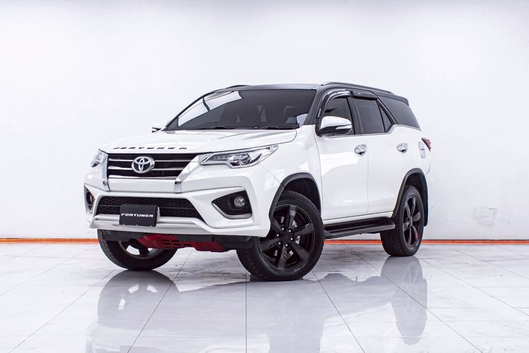 Toyota Fortuner 2017 2.8 TRD Sportivo 4WD Utility-car ดีเซล ไม่ติดแก๊ส เกียร์อัตโนมัติ ขาว