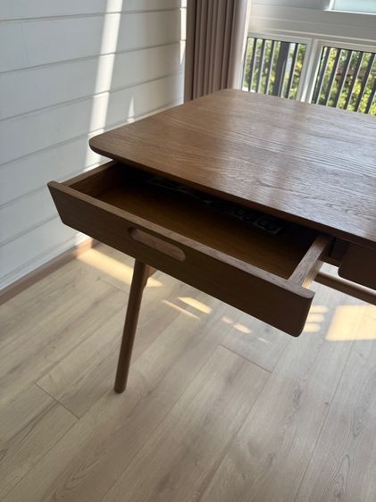 โต๊ะเขียนหนังสือ โต๊ะทำงานไม้ Minimal brand UGLY CUTE รูปที่ 3
