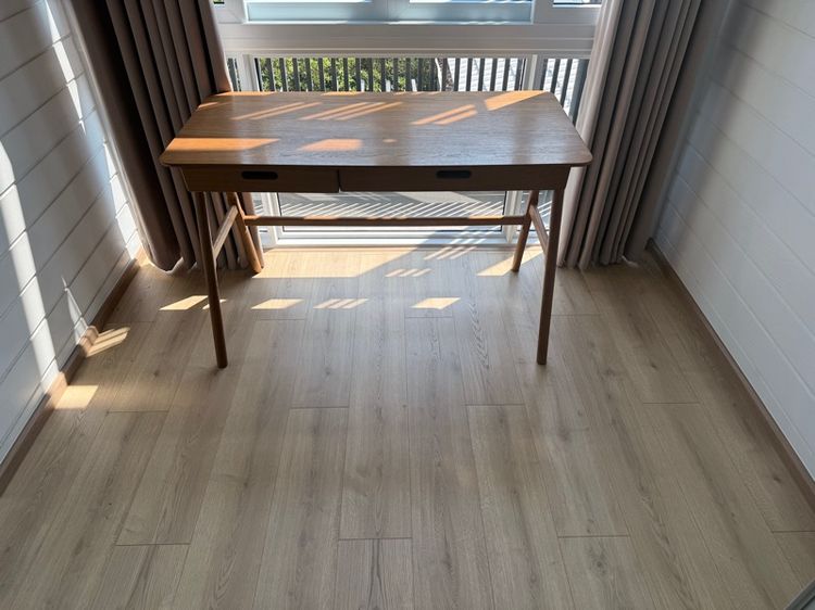 โต๊ะเขียนหนังสือ โต๊ะทำงานไม้ Minimal brand UGLY CUTE รูปที่ 5