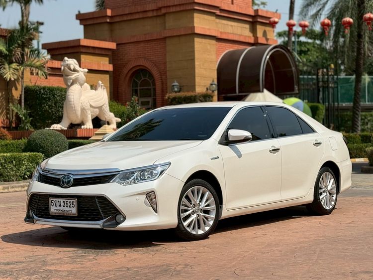รถ Toyota Camry 2.5 HV Premium สี ขาว