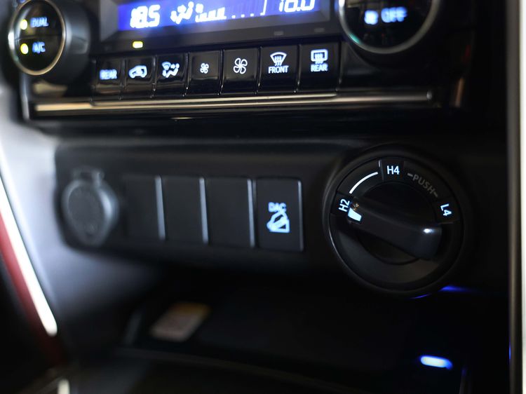 Toyota Fortuner 2022 2.4 Legender 4WD Utility-car ดีเซล ไม่ติดแก๊ส เกียร์อัตโนมัติ ขาว รูปที่ 3