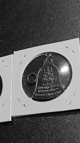 พระสมเด็จเนื้อสบู่เลือดแถมเหรียญพ่อคร้าม รูปที่ 6