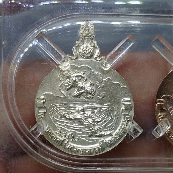 เหรียญพระมหาชนก ครบชุดทองคำ พิมพ์เล็ก (เนื้อทองคำ เนื้อนาก เนื้อเงิน) พ.ศ.2542 พร้อมหนังสือพระราชนิพนธ์ กล่องเดิม อุปกรณ์ครบ รูปที่ 8