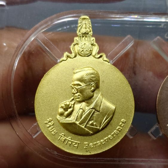 เหรียญพระมหาชนก ครบชุดทองคำ พิมพ์เล็ก (เนื้อทองคำ เนื้อนาก เนื้อเงิน) พ.ศ.2542 พร้อมหนังสือพระราชนิพนธ์ กล่องเดิม อุปกรณ์ครบ รูปที่ 3