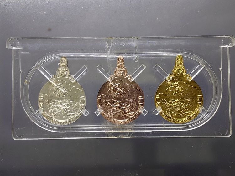 เหรียญพระมหาชนก ครบชุดทองคำ พิมพ์เล็ก (เนื้อทองคำ เนื้อนาก เนื้อเงิน) พ.ศ.2542 พร้อมหนังสือพระราชนิพนธ์ กล่องเดิม อุปกรณ์ครบ รูปที่ 9