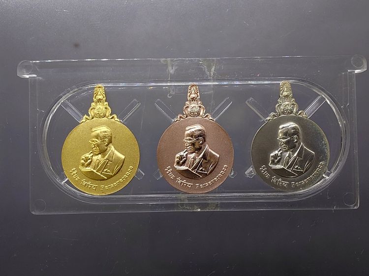 เหรียญพระมหาชนก ครบชุดทองคำ พิมพ์เล็ก (เนื้อทองคำ เนื้อนาก เนื้อเงิน) พ.ศ.2542 พร้อมหนังสือพระราชนิพนธ์ กล่องเดิม อุปกรณ์ครบ รูปที่ 2