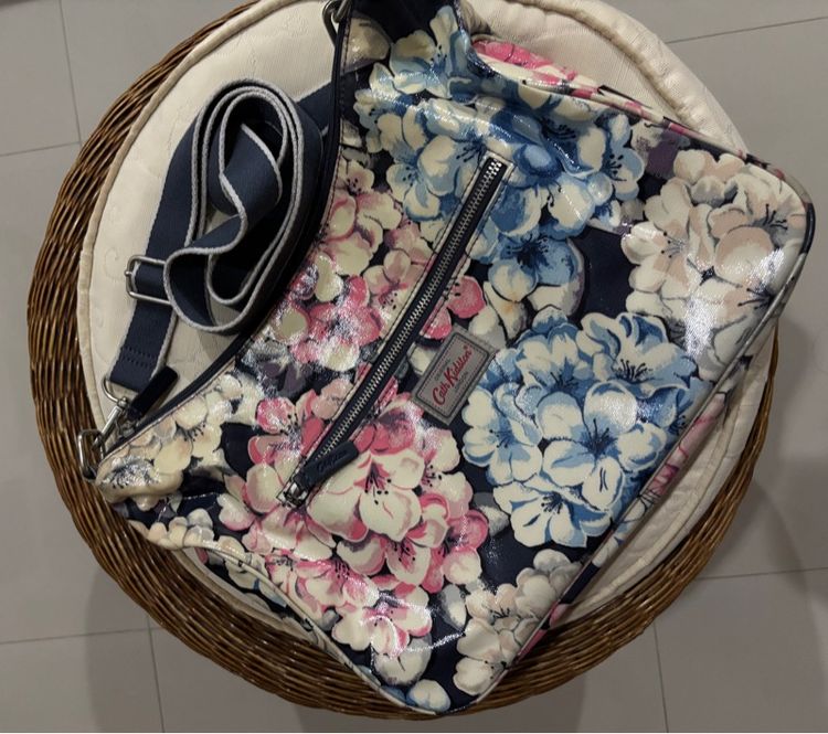 กระเป๋าสะพาย crossbody