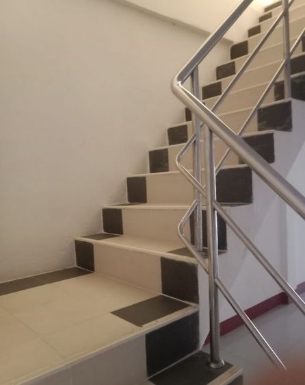 ตึกแถว 2 ชั้นติดริมถนนใกล้ปั๊มปตทใกล้เซเว่นใกล้ตลาดสดใกล้โลตัสใกล้ CJ ใกล้โรงพยาบาลที่ว่าการอำเภอใกล้สถานีตำรวจ