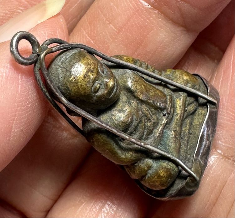 หลวงพ่อเงินพิมพ์นิยมสภาพสวย เลี่ยมกระเช้าเงินโบราณ รูปที่ 5