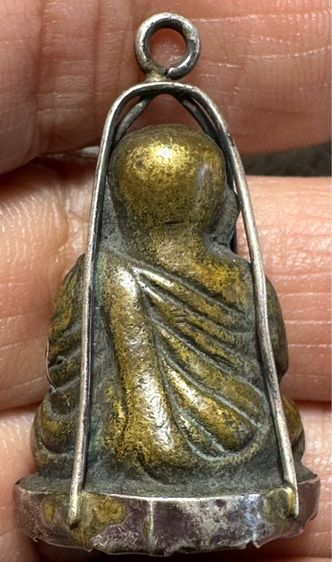 หลวงพ่อเงินพิมพ์นิยมสภาพสวย เลี่ยมกระเช้าเงินโบราณ รูปที่ 8