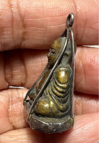 หลวงพ่อเงินพิมพ์นิยมสภาพสวย เลี่ยมกระเช้าเงินโบราณ รูปที่ 4