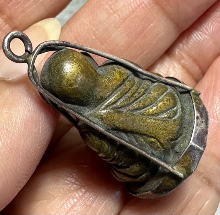 หลวงพ่อเงินพิมพ์นิยมสภาพสวย เลี่ยมกระเช้าเงินโบราณ รูปที่ 6