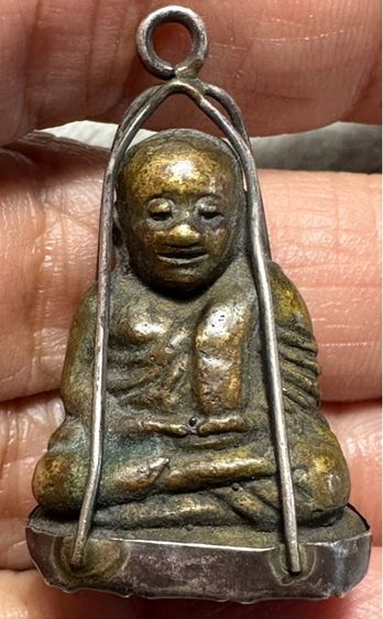 หลวงพ่อเงินพิมพ์นิยมสภาพสวย เลี่ยมกระเช้าเงินโบราณ รูปที่ 7