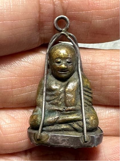 หลวงพ่อเงินพิมพ์นิยมสภาพสวย เลี่ยมกระเช้าเงินโบราณ