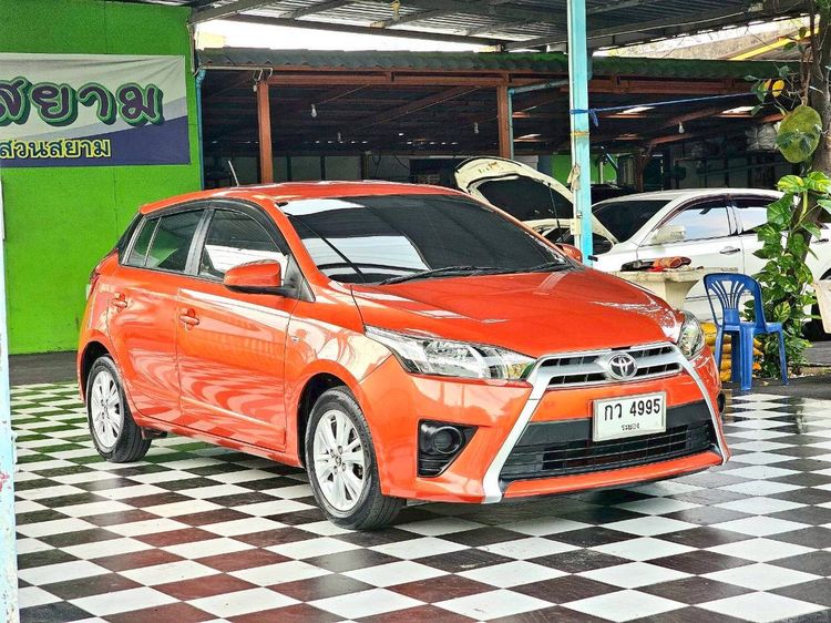 รถ Toyota Yaris 1.2 E สี ส้ม
