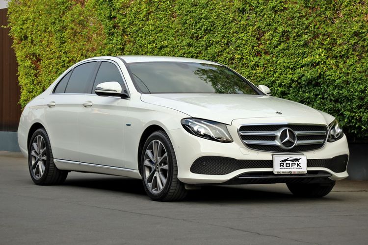 Mercedes-Benz E-Class 2017 E300e Sedan ปลั๊กอินไฮบริด (PHEV) ไม่ติดแก๊ส เกียร์อัตโนมัติ ขาว รูปที่ 4