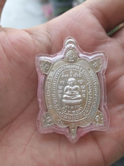 เหรียญหลวงปู่หลิว วัดไร่แตงทอง จ.นครปฐม รุ่น สุขใจ ปี 2537 เนื้อ เงิน แกะออกมาจากกรอบทอง รูปที่ 3