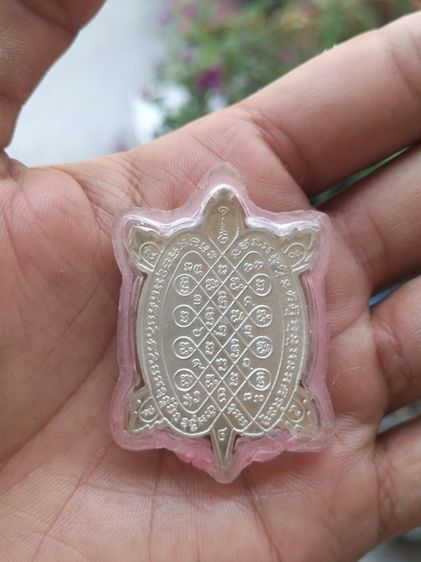 เหรียญหลวงปู่หลิว วัดไร่แตงทอง จ.นครปฐม รุ่น สุขใจ ปี 2537 เนื้อ เงิน แกะออกมาจากกรอบทอง รูปที่ 2