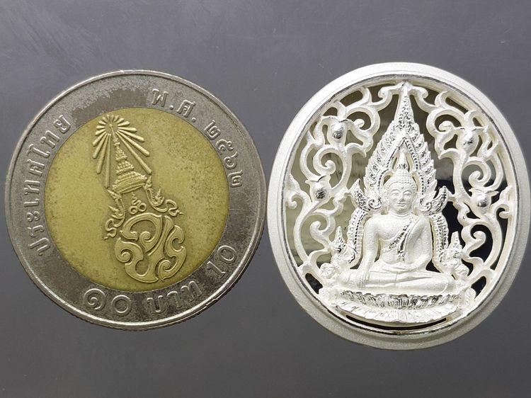 พระพุทธชินราช กรมตำรวจรุ่นแรก รุ่น “ประวัติศาสตร์” เหรียญรูปไข่ฉลุลายไทย พิมพ์ใหญ่ เนื้อเงินขัดเงา ปี2562 พร่อมกล่องเดิม รูปที่ 9