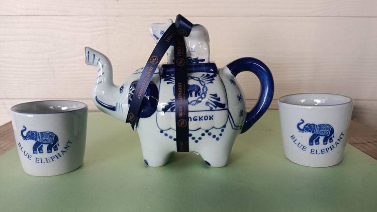 ของตกแต่งบ้านอื่นๆ กาน้ำชาเซรามิค Blue Elephant Tea Pot พร้อมแก้วชา 2 ใบ  