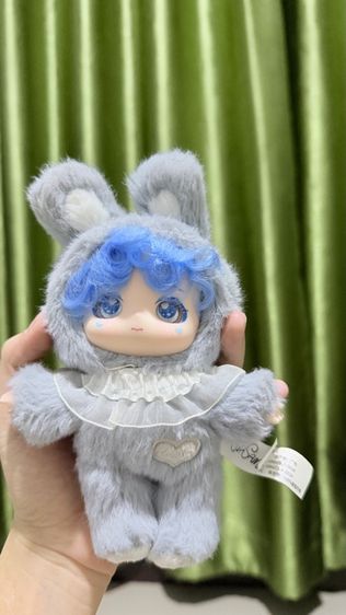 ขายพวงกุญแจตุ๊กตาเด็กผมสีฟ้า ใส่ชุดกระต่ายสีเทาขนนุ่ม 🐰💙 รูปที่ 2
