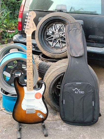 กีต้าร์ไฟฟ้า Squier Affinity หัวโต คอขาว สีซันเบิร์ด