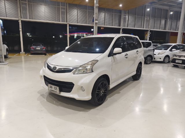 รถ Toyota Avanza 1.5 S สี ขาว