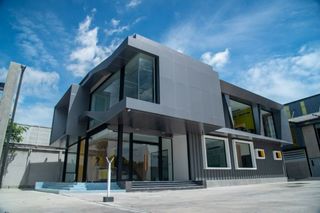 โฮมออฟฟิศสุดพรีเมียม พร้อมโกดัง ย่านรามอินทรา สไตล์โมเดิร์น ฟังก์ชันครบ ทำเลทอง ใกล้รถไฟฟ้า
เหมาะทั้งทำธุรกิจและพักอาศัย พร้อมที่จอดรถในตัว
