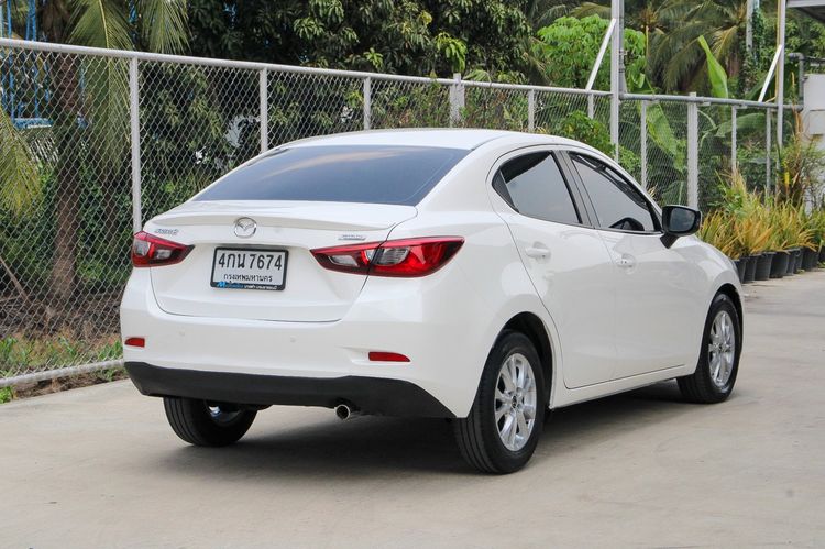 Mazda Mazda 2 2015 1.3 High Connect Sedan เบนซิน ไม่ติดแก๊ส เกียร์อัตโนมัติ ขาว รูปที่ 4