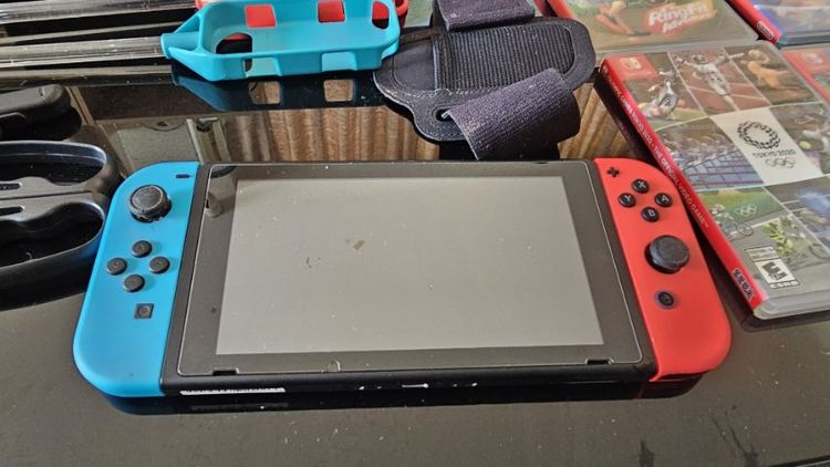 เกมส์นินเทนโด และอุปกรณ์ เชื่อมต่อไร้สายได้ Nintendo Switch พร้อมอุปกรณ์ครบ