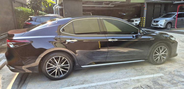 Toyota Camry 2023 2.5 HEV Premium Luxury Sedan ไฮบริด เกียร์อัตโนมัติ ดำ รูปที่ 2