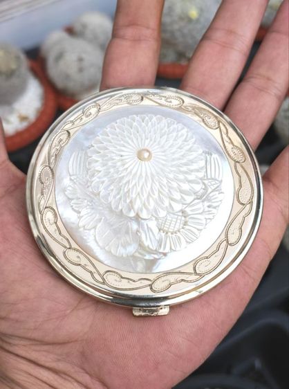 อุปกรณ์เสริมความงาม ​ตลับแป้งประดับมุกแท้ เก่าเก็บงานนอก พร้อมกล่อง สวยมาก แบ่งปันหลักร้อยพอครับ